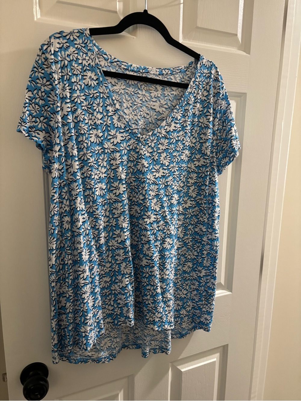 Lilly Pulitzer Blue and White Floral V-Neck Short Sleeve Top